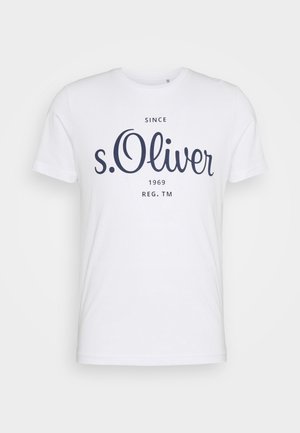 T-shirt bianca a maniche corte con il logo nero "s.Oliver", la scritta "Since 1969" e "REG. TM" stampati al centro sul davanti.