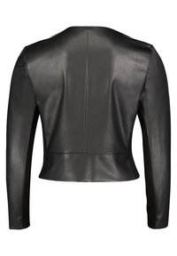 Czarna skórzana kurtka z długimi rękawami, dopasowany krój, wyraźne szwy, nieco skrócona długość, gładka faktura, bez widocznych zapięć.