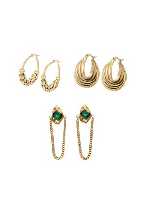 Tres pares de pendientes de oro: aros texturizados con cuentas, aros lisos en capas y pendientes de oro con gemas verdes conectados por cadenas.