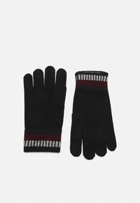 Svarte strikkede hansker med fem fingre, med et stripemønster i rødt, hvitt og marineblått på mansjettene. Myk tekstur og uformell design.