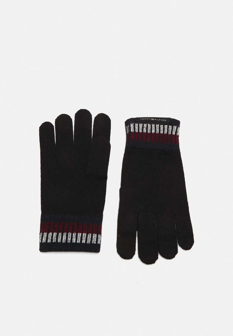Svarte strikkede hansker med fem fingre, med et stripemønster i rødt, hvitt og marineblått på mansjettene. Myk tekstur og uformell design.