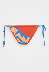 Costume da bagno rosso con motivo geometrico blu e arancione, con lacci laterali, tessuto liscio e design a copertura moderata.