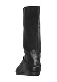 Juodi odiniai batai su aukštu aulu, apvalia nosimi ir plokščia padu. Lygus paviršius su subtiliu blizgesiu. Minimalistinio dizaino, be puošmenų.