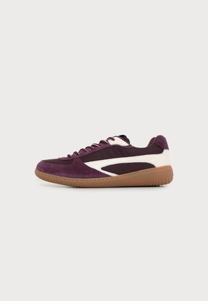 Pantof sport cu talpă joasă, partea superioară din piele întoarsă și material textil bordo, accente albe pe lateral, talpă de cauciuc culoarea chihlimbarului și șireturi bordo asortate, pe fundal neutru.