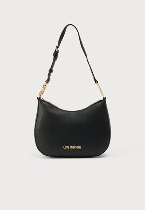 Borsa a tracolla in pelle nera con finitura testurizzata, dotata di dettagli in metallo dorato e logo "LOVE MOSCHINO" sul davanti. Forma curva.
