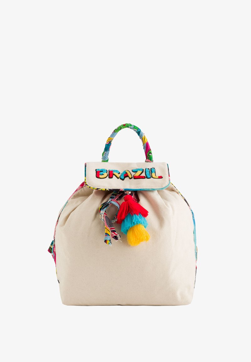 Sac à dos en coton de couleur naturelle, avec une anse en tissu à motifs colorés, une fermeture à cordon et trois pompons décoratifs.