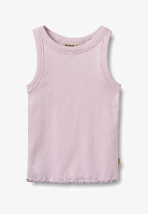 Hihaton ribbineulottu toppi vaalean laventelin värisenä, pyöreällä kaula-aukolla ja röyhelöidyllä helmalla, pieni merkkilappu sivusaumassa.