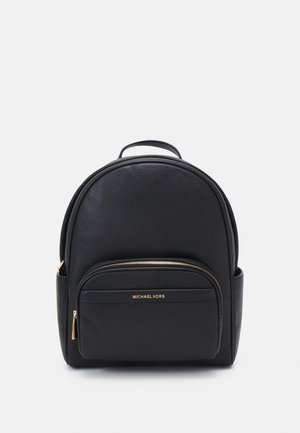 Zaino in pelle nera con un design arrotondato, tasca frontale con zip e accessori in oro. Presenta un manico superiore per una maggiore comodità di trasporto.