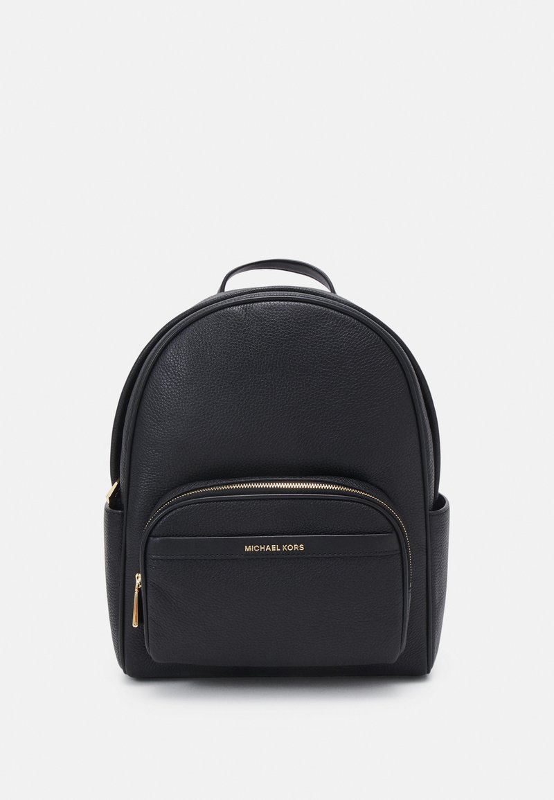Zaino in pelle nera con un design arrotondato, tasca frontale con zip e accessori in oro. Presenta un manico superiore per una maggiore comodità di trasporto.