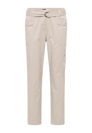 Beige bukser med lige ben og stofbælte, knaplukning på klaplommerne ved hofterne og en sidelomme til cargo på højre ben.