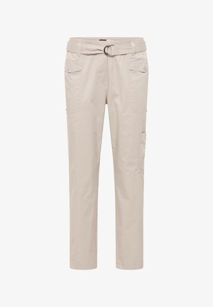 Beige gerade geschnittene Hose mit Stoffgürtel, mit Knöpfen verschlossene Klappentaschen an den Hüften und eine seitliche Cargotasche am rechten Bein.