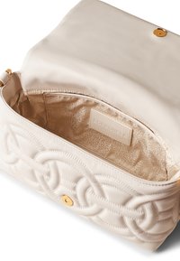 Sac à main en cuir crème avec un design matelassé en nœud, finition lisse et quincaillerie dorée. L'intérieur est doté d'une doublure en tissu avec un onglet logo.