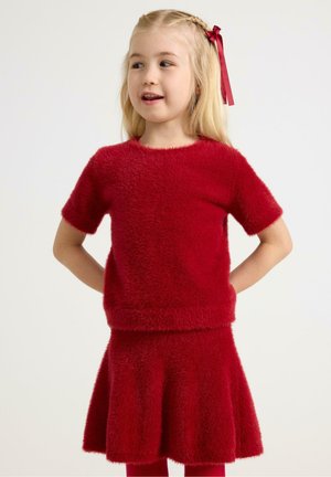 Rode fuzzy gebreide top met korte mouwen, gecombineerd met een bijpassende flared rok, met een zachte textuur en een uniforme kleur.