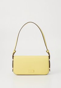 Bolso de hombro de cuero amarillo con cierre de solapa, que presenta una única correa ajustable, herrajes dorados y detalles en marrón contrastante.