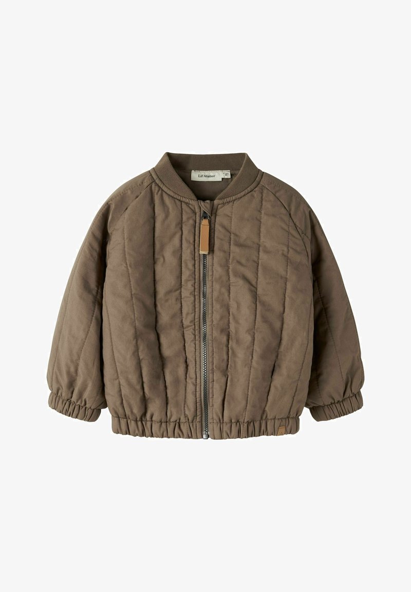 Veste bomber brun matelassée avec fermeture éclair à l'avant, poignets et col élastiques, conçue pour les enfants par Lil' Atelier.