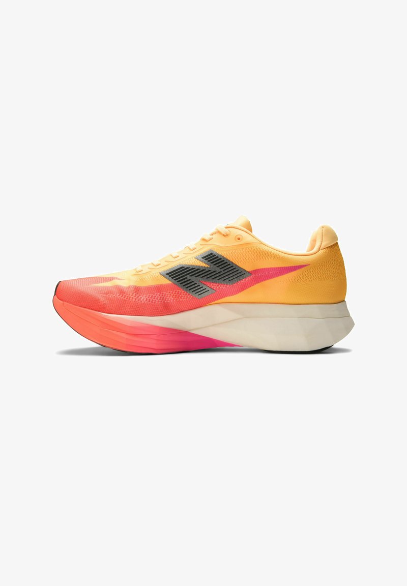 Chaussure de course jaune et orange avec logo noir "N", semelle blanche épaisse et accents roses sur la semelle intermédiaire et la partie supérieure.