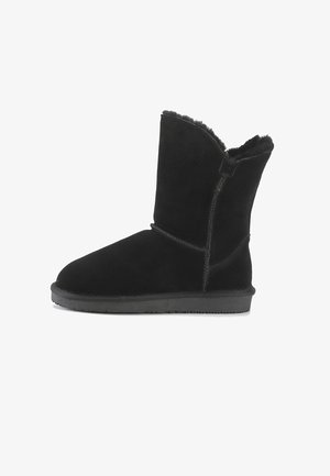 Czarne botki za kostkę z zamszowej cholewki, z futrzanym wykończeniem, płaską gumową podeszwą i minimalistycznym wzorem. Obecne detale na bocznym szwie i z tyłu.
