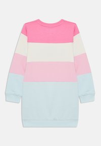 Farbenfroh blockiertes Sweatshirt in verschiedenen Rosa-, Weiß- und Hellblautönen; lange Ärmel; gerippter Halsausschnitt und Bündchen; weicher, strukturierter Stoff.