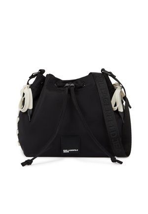 Bolso tipo cubo negro con cordón, laterales blancos con cordones, parche con marca en el frente y amplia correa de hombro negra ajustable con logo en relieve.