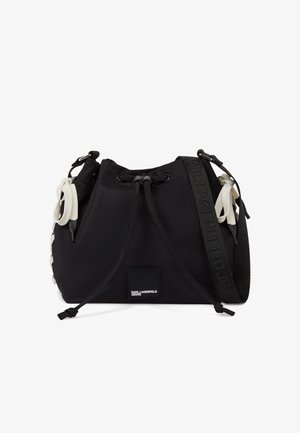Sac seau noir à cordon avec côtés à lacets blancs, patch de marque à l'avant, et large bandoulière noire réglable avec logo embossé.