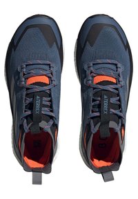 Blaue und schwarze Sportschuhe mit einer strukturierten Oberseite, orangefarbenen Akzenten und grauen Schnürsenkeln. Verfügt über eine Schlaufe und eine gepolsterte weiße Sohle.