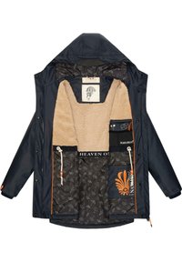Giacca impermeabile blu navy con un accogliente rivestimento in sherpa beige, multiple tasche interne con motivi a ombrello e dettagli arancioni.