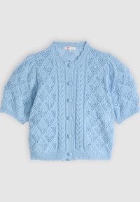 Cárdigan de punto de manga corta en azul claro con patrón de encaje en forma de diamante, paneles de punto trenzado, botones cubiertos de tela y bordes acanalados.