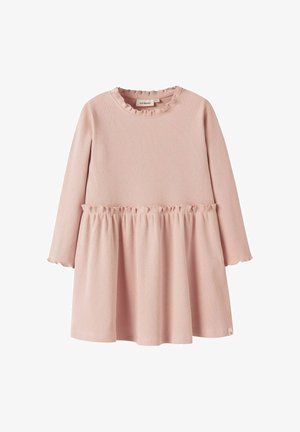 Rosa langärmliges Kleid aus geripptem Stoff, mit einem gewellten Ausschnitt und Taillenlinie. Weich, strukturiert, mit einem ausgestellten Rock und gerafften Ärmeln.