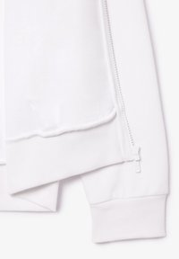 Vit zip-up sweatshirt med en slät textur, med en sidouz dragkedja och ribbade muddar. Enkel design utan synliga mönster eller accenter.