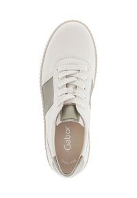 Witte sneaker met een textuur, lichtgroene zijpaneel. Beschikt over ronde veters en een rubberen zool. Merknnaam "Gabor" gedrukt aan de binnenkant.