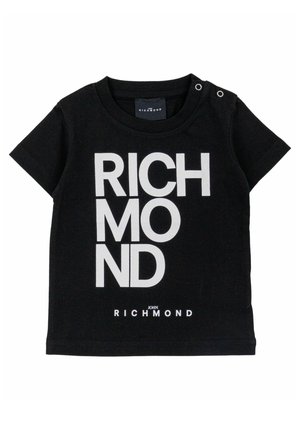 Zwart kortermig peutershirt met witte dikke "RICHMOND" tekst en twee drukknopen op de schouder voor makkelijk aankleden.