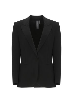 Blazer nero su misura con rever in raso, spalle strutturate e tasche frontali, esposto su sfondo bianco.
