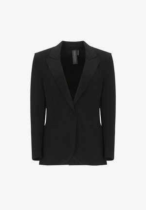 Blazer nero su misura con rever in raso, spalle strutturate e tasche frontali, esposto su sfondo bianco.