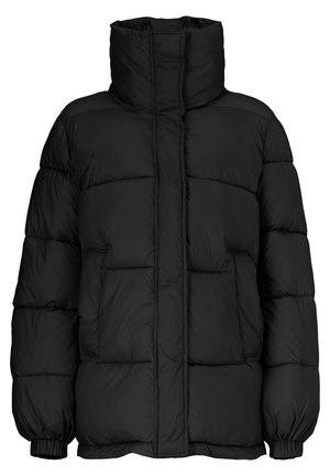 Giacca imbottita nera con colletto alto, maniche lunghe con polsini elasticizzati, cuciture orizzontali imbottite e tasche frontali.