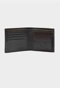 Portafoglio in pelle marrone con più slot per carte, una singola tasca e marchio impressa. Texture liscia e design semplice ed elegante.