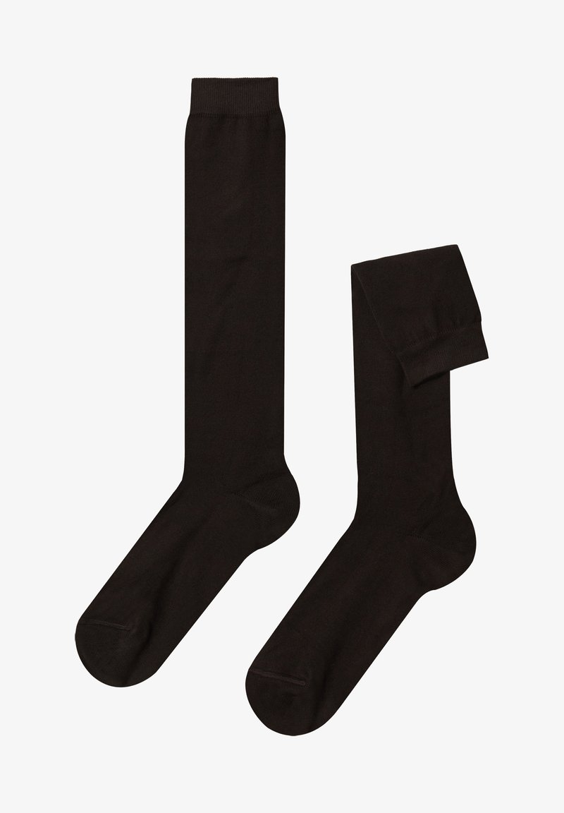 Schwarze Socken aus glattem Stoff. Mit einem gerippten Bündchen oben und einem nahtlosen Zehenbereich. Eine Socke ist umgeschlagen.