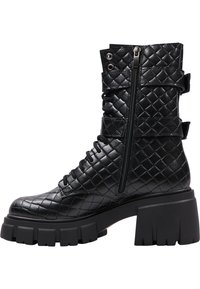 Botine negre din piele matlasată, cu talpă platformă robustă, design cu șireturi în față și fermoar pe una dintre laturi; au detalii cu catarame în apropierea vârfului.