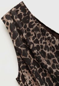 Top con stampa leopardata realizzato in un tessuto morbido e elasticizzato nei toni terrosi del beige e del nero, con spalle scese e dettagli di pieghe sottili.