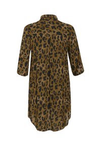 Brun leopardmønstret skjorte med korte ærmer, krave og buet kant. Fremstillet af glat stof med mørke sorte pletter på en lysere baggrund.