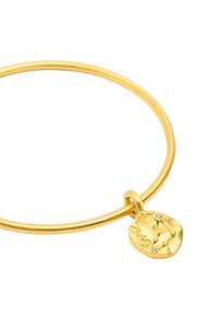 Złoty bransoletka bangle o gładkim, okrągłym kształcie, z teksturowanym zawieszką z wzorem astrologicznym i dwoma małymi kamieniami szlachetnymi.