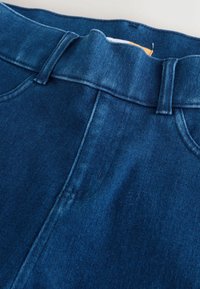 Donkerblauwe denim broek met een gladde textuur, voorzien van een klassieke tailleband en riemlussen, met zakken en netjes gestikte naden.
