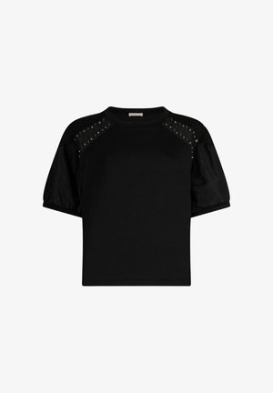 Haut noir à manches courtes avec design raglan, manches en tissu satinée et accents cloutés sur les épaules. Texture lisse dans l'ensemble.