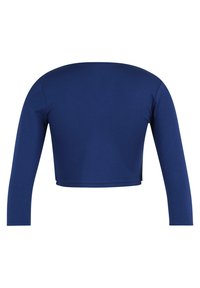 Top court à manches longues en bleu marine profond, fabriqué dans un tissu doux au toucher lisse et avec un col rond. Vue arrière affichée.