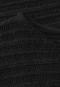 Schwarzer Strickstoff mit einem strukturierten, wellenförmigen Muster. Das Design umfasst horizontale Reihen mit einem leichten Glanz und einem weichen Gefühl.