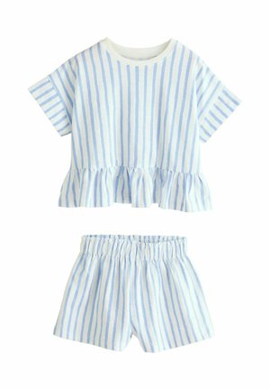 Haut à manches courtes rayé bleu clair et blanc avec un ourlet froncé, associé à un short assorti avec une taille élastique.