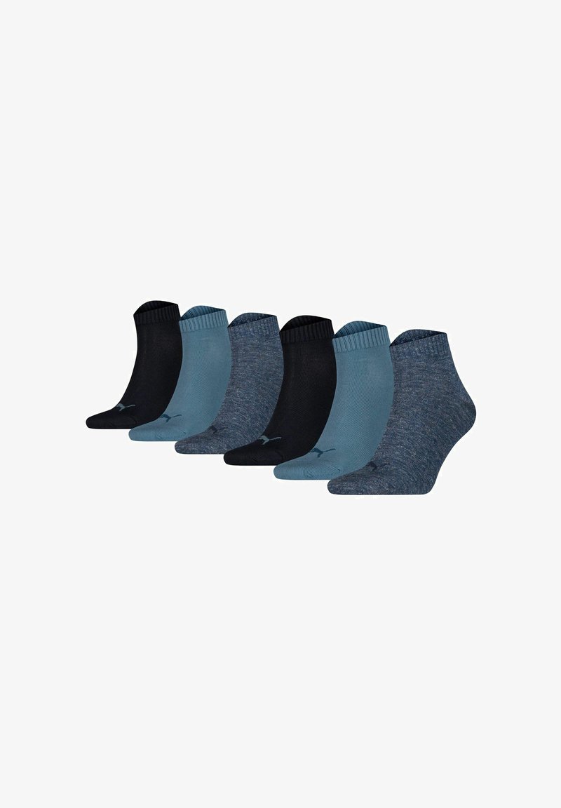 Sechs Paar Knöchelsocken in verschiedenen Blau- und Schwarztönen, mit gerippten Bündchen, weichem Material und dezentem Branding an der Sohle.