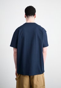 Carhartt WIP CHASE - Basic T-shirt - mizar/gold
