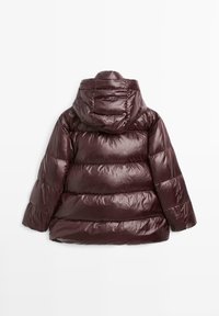 Donkerpaarse glanzende pufferjack met horizontale quilting en een vaste capuchon, van achteraf weergegeven op een witte achtergrond.