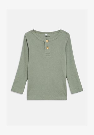 Hemd met lange mouwen in zachte, ribbelstof. Gemêleerd groene kleur met ronde halslijn, twee houten knopen en gestikte zomen.