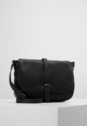 Sac en simili cuir noir avec une fermeture à rabat, une bandoulière réglable et une texture lisse. Design minimaliste sans détails de matériel visibles.